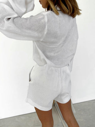 Dos de l’ensemble : chemise blanche ample et short blanc taille ceinturée