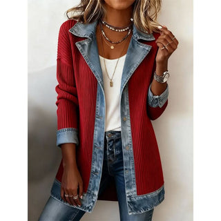 Veste en jean bordures contrastées, tissu rouge côtelé, col châle et boutons.