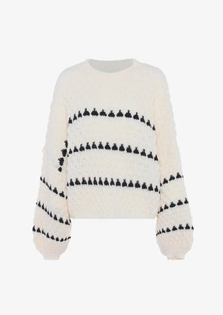 Pull en tricot vanille à rayures noires horizontales, col rond et manches longues.