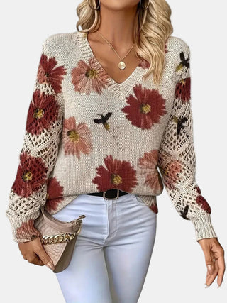 Pull femme en tricot crème, fleurs rouges, col V et manches ajourées