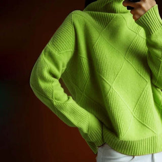 Pull col roulé vert, losanges en relief et finitions côtelées aux poignets