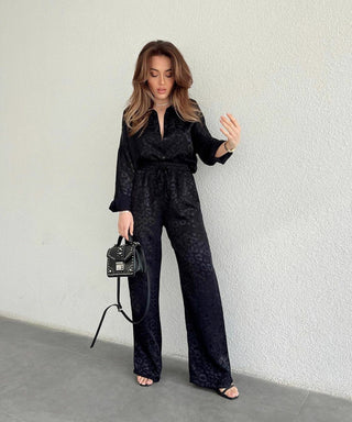 Ensemble chemise et pantalon satin léopard noir, taille à lien et patte boutonnée
