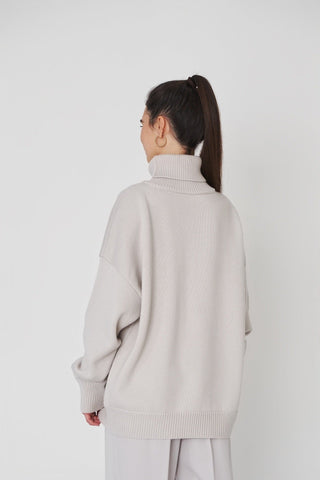 Blouse en tricot surdimensionnée beige clair à col montant côtelé, vue de dos