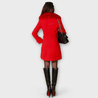 Manteau d’hiver rouge vu de dos, col rabattu, ceinture, boutons