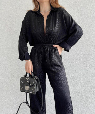 Ensemble chemise et pantalon satin léopard noir, manches amples et taille à lien