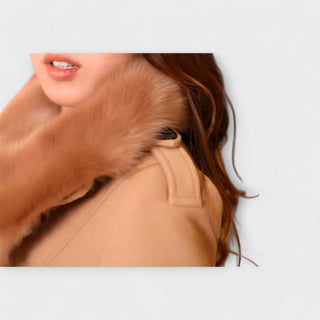 Manteau d’hiver camel, col en fausse fourrure et patte de fermeture avec bouton noir