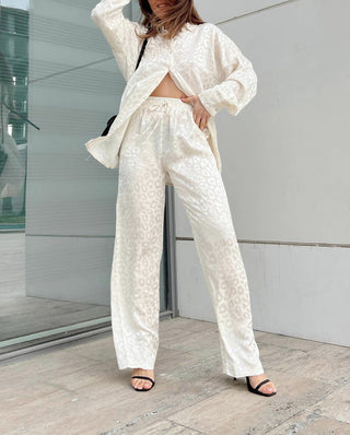 Ensemble satin léopard blanc, chemise à manches bouffantes et pantalon droit