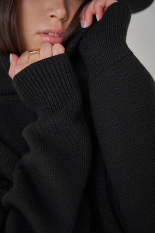 Blouse en tricot noire à col montant et poignets côtelés, vue rapprochée