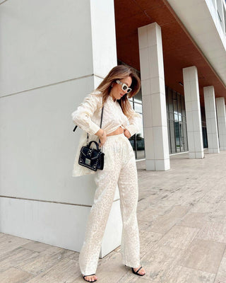 Ensemble satin léopard blanc : chemise courte et pantalon évasé à motif