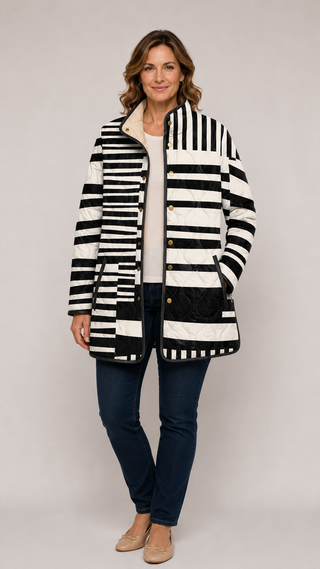 Veste rembourrée ELODIE™ à motifs abstraits noir et blanc, coupe droite, fermeture boutons.