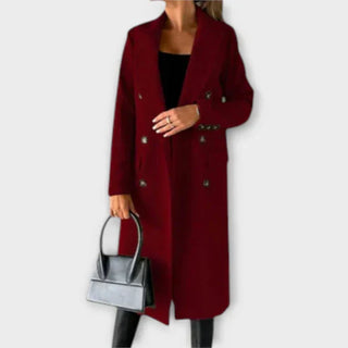 Manteau long en laine rouge bordeaux, col revers, double rangée de boutons.
