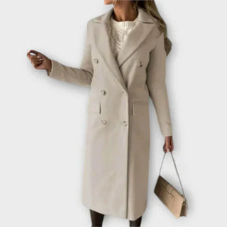 Manteau long en laine beige, col revers, double rangée de boutons métalliques.
