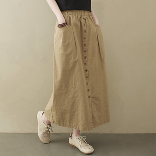 Jupe midi beige à taille élastique, boutons décoratifs et poches latérales.