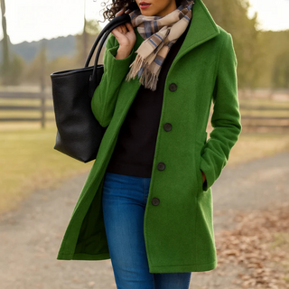 Manteau long vert à boutons, col tailleur, coupe droite.