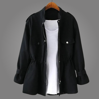 Manteau noir, col revers, poches à rabat et fermeture zippée centrale