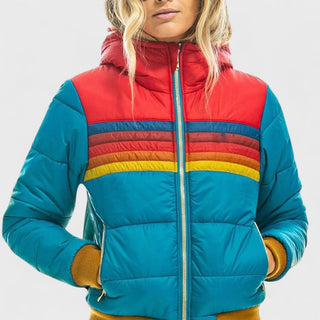Veste imperméable matelassée à capuche, zip central, rayures horizontales multicolores sur bleu.
