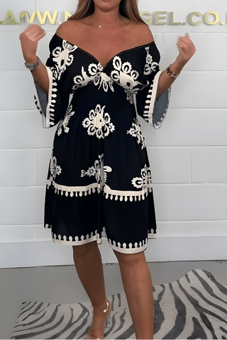 Robe élégante avec motif et décolleté en V – parfaite pour toutes les occasions