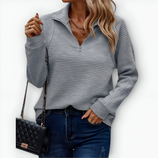Pull demi-fermeture gris clair à texture côtelée, col montant, manches longues