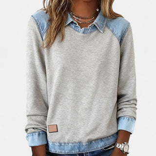 Pull femme gris clair à col superposé denim, poche basse boutonnée et poignets denim