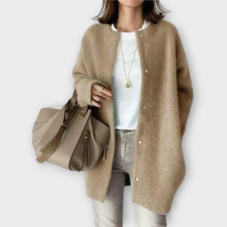 Veste ample en tissu camel, col rond, fermeture par boutons pression sur le devant.