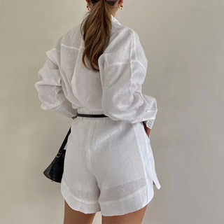 Ensemble en lin blanc : chemise boutonnée et shorts taille haute ceinturés, vue de dos