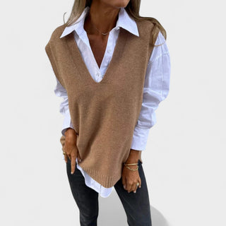 Gilet en maille marron sans manches, encolure en V, maille et bord côtelé.