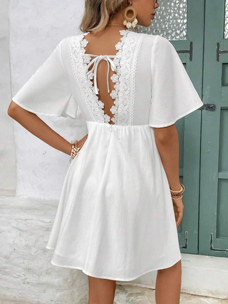Robe d'été boho blanche avec dentelle et volants – Décolleté en V & coupe ample | Zendoo
