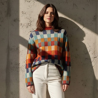 Pull en mérinos à carreaux multicolores, col montant rouge, silhouette droite.