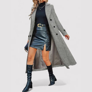 Manteau long gris à col tailleur et boutons visibles, silhouette ample