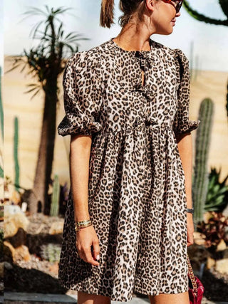 Chiara | Robe léopard pour femmes avec manches bouffantes courtes