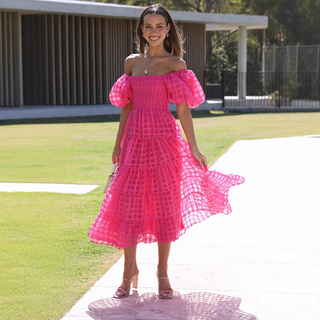Robe courte épaules dénudées fuchsia, manches ballon et jupe ample à volants