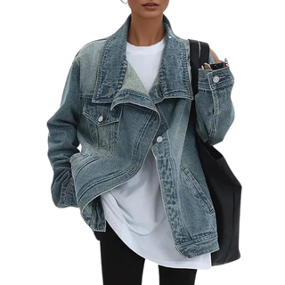 Veste en jean bleu délavé à col montant, poches plaquées et boutons sur le devant.