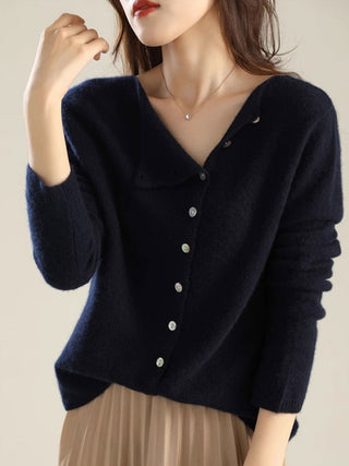 Cardigan femme bleu marine col V, rangée de boutons, maille douce, manches longues.