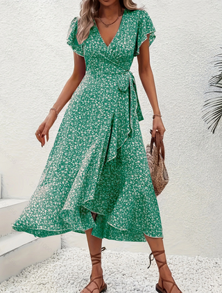 Robe fleurie verte à décolleté en V, manches volant, ceinture froncée, fente.
