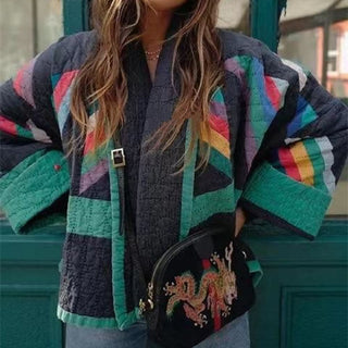 Manteau matelassé à col montant, panneaux géométriques vert turquoise et multicolores sur fond noir