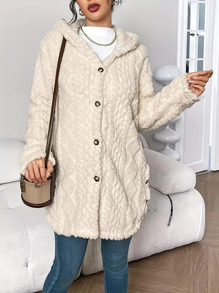 Cardigan femme écru en fausse fourrure texturée à capuche, fermeture boutonnée