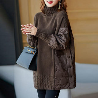 Pull oversize à col montant marron, patte boutonnée et détails matelassés sur le bas