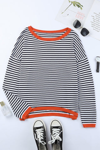 Blouse rayée bleu marine et blanche, détails orange côtelés, vue de dessus.