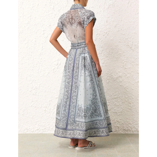 Ensemble blouse et jupe imprimées bleu, vue dos avec ceinture et motif encadré.