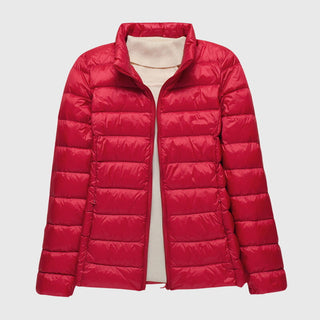 Veste matelassée ultra-légère rouge, col montant à capuche et zip central.
