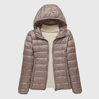 Veste matelassée ultra-légère à capuche, couleur marron taupe, fermeture zippée.