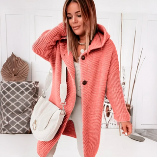 Veste longue en maille à capuche, fermeture boutonnée, couleur rose corail.