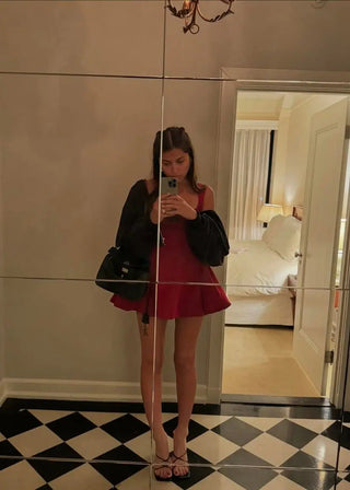 Vivienne | Robe patineuse rouge avec décolleté carré & A-ligne
