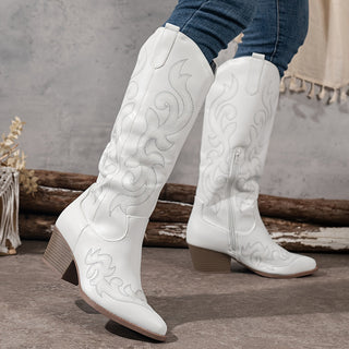 Bottes de cowboy blanches à talon bloc, motifs gravés et coutures décoratives sur la tige