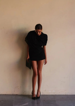 Carmen | Robe Mini Drapée Noire avec Haut de Buste Élevé