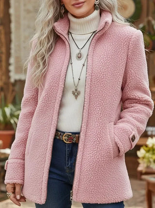 Veste en laine d’agneau Sophia rose, col revers, fermeture zippée, manches longues.
