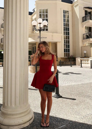 Vivienne | Robe patineuse rouge avec décolleté carré & A-ligne