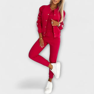 Ensemble veste et pantalon rouge à bandes blanches, coupe ajustée, fermeture à boutons.