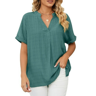 Blouse Ruby Fresh vert émeraude à col V, manches courtes, coupe ample en tissu léger.