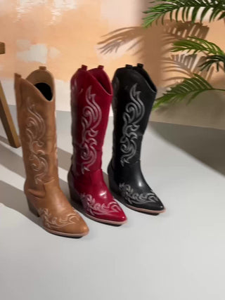 Trois bottes de cowboy à talon bloc : camel, rouge et noir, motifs ton clair.